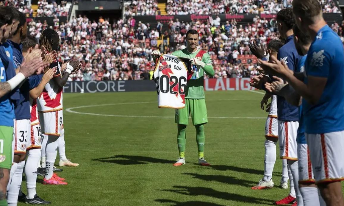 Rayo Vallecano memberi guard of honour kepada Emil Audero Mulyadi usai membawa Timnas Indonesia juara FIFA ASEAN Cup 2026, Sabtu (10/10/2026). (X/Rayo Vallecano)