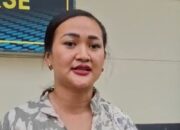 Fransiska Mawar Menik usai memenuhi pemanggilan penyelidikan Subdit Cyber Crime Ditreskrimsus Polda Kepri, Senin (19/10/2026). (Foto: Gudangberita)