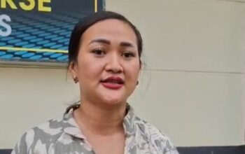 Fransiska Mawar Menik usai memenuhi pemanggilan penyelidikan Subdit Cyber Crime Ditreskrimsus Polda Kepri, Senin (19/10/2026). (Foto: Gudangberita)