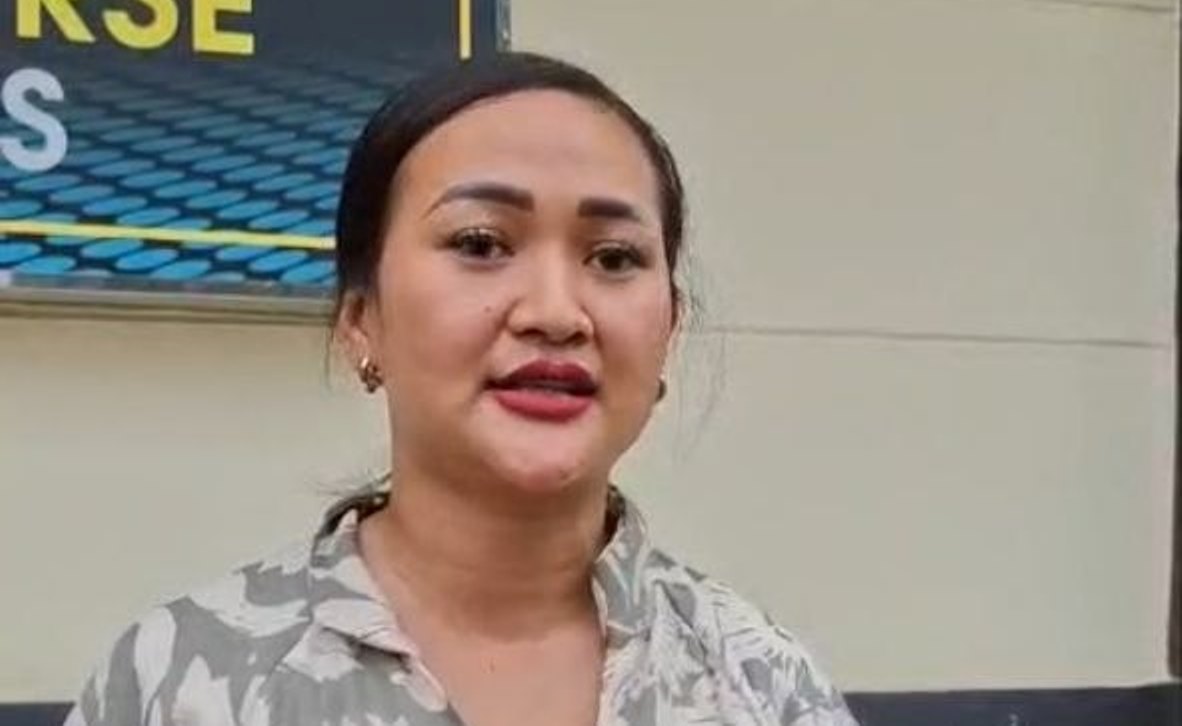 Fransiska Mawar Menik usai memenuhi pemanggilan penyelidikan Subdit Cyber Crime Ditreskrimsus Polda Kepri, Senin (19/10/2026). (Foto: Gudangberita)