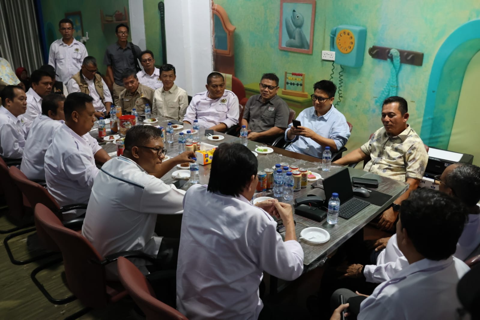 Pengurus PWI Kepri menjamu kedatangan Gubenrur Kepri, Ansar Ahmad di Graha PWI Kepri, Sabtu (3/10/2026).