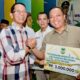 Wali Kota Batam, Amsakar Achmad, menyerahkan insentif saat menghadiri Silaturahmi bersama RT/RW, LPM, dan Tokoh Masyarakat se-Kecamatan Sekupang di Aula SMP Kartini Sei Harapan, Kecamatan Sekupang, Minggu (4/10/2026) malam.