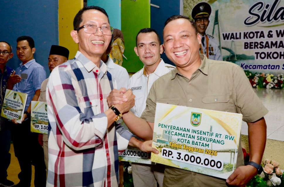 Wali Kota Batam, Amsakar Achmad, menyerahkan insentif saat menghadiri Silaturahmi bersama RT/RW, LPM, dan Tokoh Masyarakat se-Kecamatan Sekupang di Aula SMP Kartini Sei Harapan, Kecamatan Sekupang, Minggu (4/10/2026) malam.