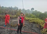 Petugas Polsek Nongsa mengecek lokasi kebakaran hutan resapan air Dam Duriangkang Batam.