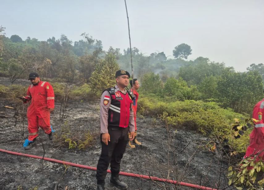 Petugas Polsek Nongsa mengecek lokasi kebakaran hutan resapan air Dam Duriangkang Batam.