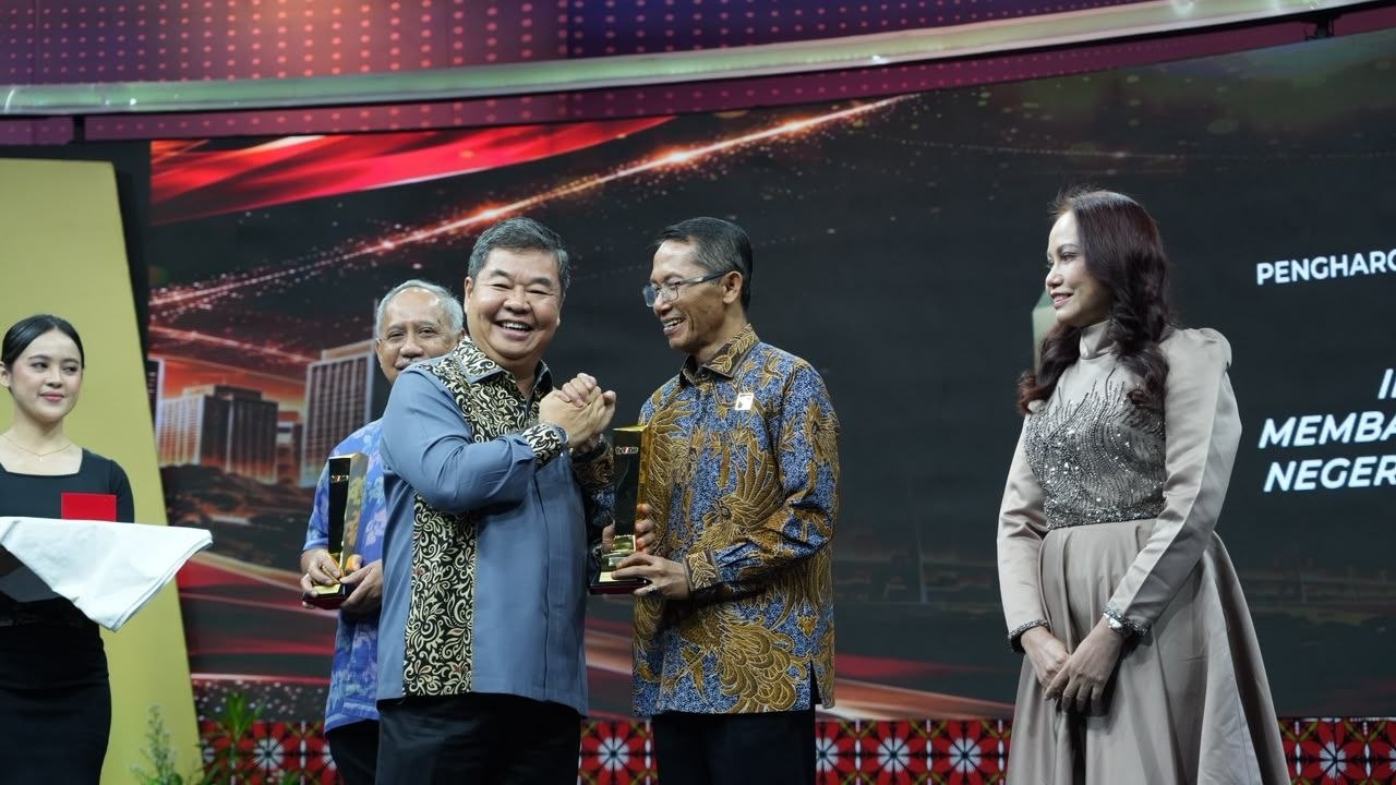 Kepala BP Batam, Amsakar Achmad menerima penghargaan.