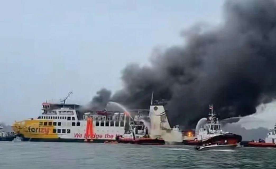 Petugas gabungan melakukan penanganan insiden kebakaran KMP Batumandi di dekat Pelabuhan Merak