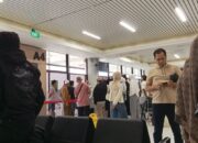 Kerumunan penumpang NAM Air tujuan Natuna yang menanti kepastian penerbangan di ruang tunggu Bandara Hang Nadim Batam.