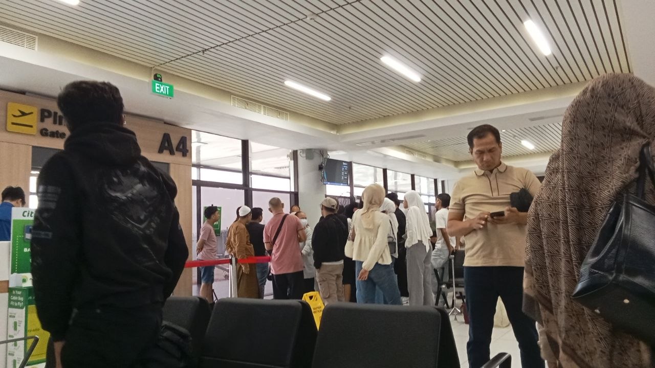 Kerumunan penumpang NAM Air tujuan Natuna yang menanti kepastian penerbangan di ruang tunggu Bandara Hang Nadim Batam.