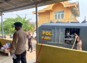 Mobil Water Cannon Polresta Barelang menyalurkan air bersih untuk warga Kavling Bakau Serip Nongsa yang terdampak krisis air.