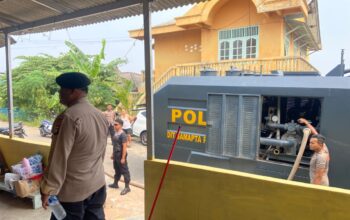 Mobil Water Cannon Polresta Barelang menyalurkan air bersih untuk warga Kavling Bakau Serip Nongsa yang terdampak krisis air.