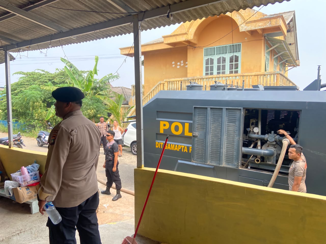 Mobil Water Cannon Polresta Barelang menyalurkan air bersih untuk warga Kavling Bakau Serip Nongsa yang terdampak krisis air.
