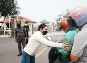 Wakil Kepala BP Batam Li Claudia Chandra membagikan masker gratis kepada warga di Bundaran BP Batam akibat kabut asap.