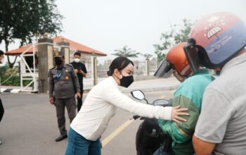 Wakil Kepala BP Batam Li Claudia Chandra membagikan masker gratis kepada warga di Bundaran BP Batam akibat kabut asap.