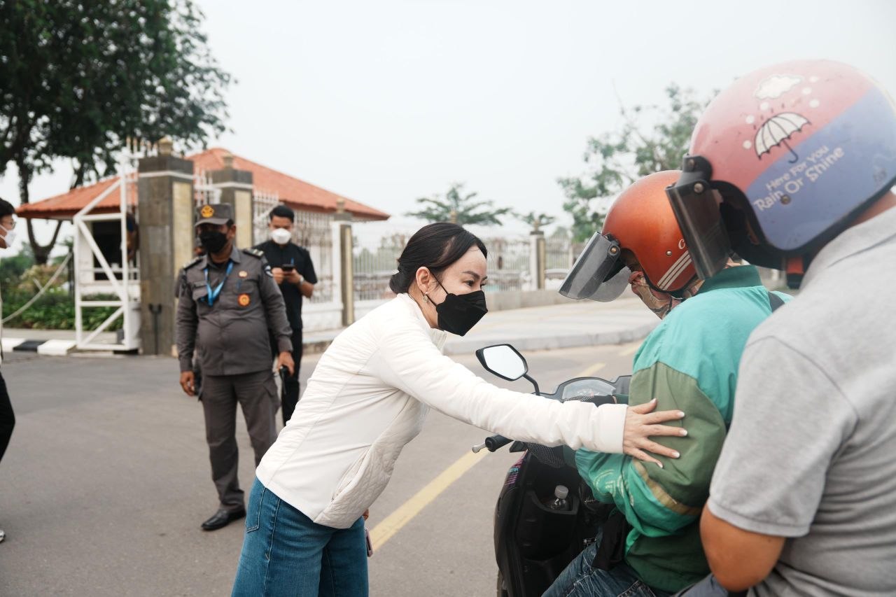 Wakil Kepala BP Batam Li Claudia Chandra membagikan masker gratis kepada warga di Bundaran BP Batam akibat kabut asap.