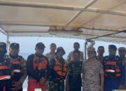 Petugas SAR Natuna dan tim gabungan mengevakuasi Bachtiar nelayan Anambas yang hanyut ke perbatasan Malaysia di atas RIB 02 Natuna.