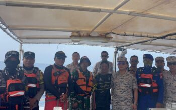 Petugas SAR Natuna dan tim gabungan mengevakuasi Bachtiar nelayan Anambas yang hanyut ke perbatasan Malaysia di atas RIB 02 Natuna.