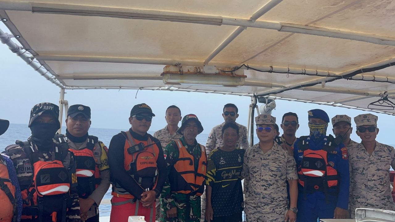 Petugas SAR Natuna dan tim gabungan mengevakuasi Bachtiar nelayan Anambas yang hanyut ke perbatasan Malaysia di atas RIB 02 Natuna.