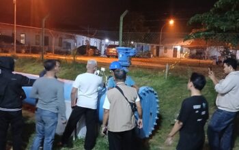 Petugas BP Batam dan tim teknis meninjau instalasi pengolahan air minum di Batam pascapemadaman listrik.