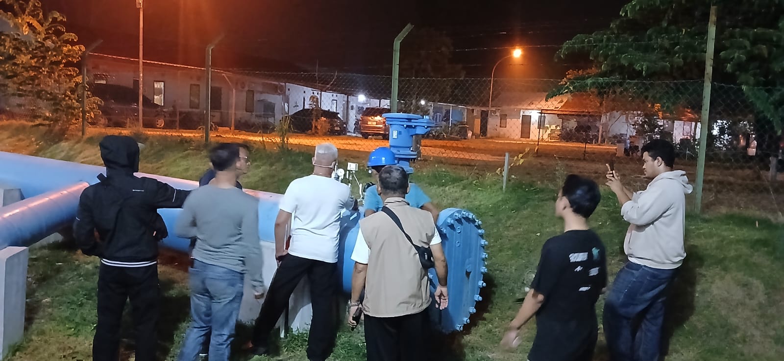 Petugas BP Batam dan tim teknis meninjau instalasi pengolahan air minum di Batam pascapemadaman listrik.