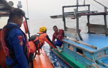 Tim SAR Gabungan menggunakan RIB 02 Natuna menyisir perairan Anambas untuk mencari nelayan hilang.
