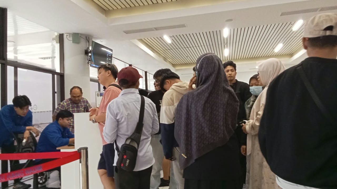 Calon penumpang NAM Air rute Batam Natuna menggeruduk petugas di ruang tunggu Bandara Hang Nadim Batam menuntut hak kompensasi dan makan malam
