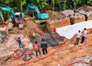 Pekerjaan pembongkaran dan penggalian struktur tanah perbaikan jalan di depan Hotel Vista Batam oleh BP Batam