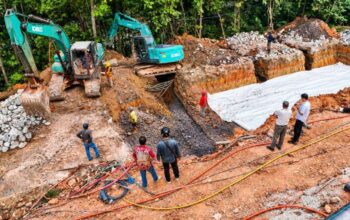 Pekerjaan pembongkaran dan penggalian struktur tanah perbaikan jalan di depan Hotel Vista Batam oleh BP Batam