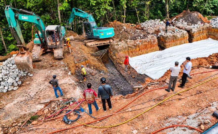 Pekerjaan pembongkaran dan penggalian struktur tanah perbaikan jalan di depan Hotel Vista Batam oleh BP Batam