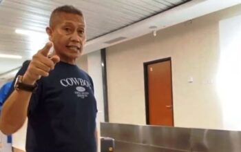Anggota DPRD Natuna M Erimuddin bersama para penumpang menggeruduk konter NAM Air di ruang tunggu Bandara Hang Nadim Batam.