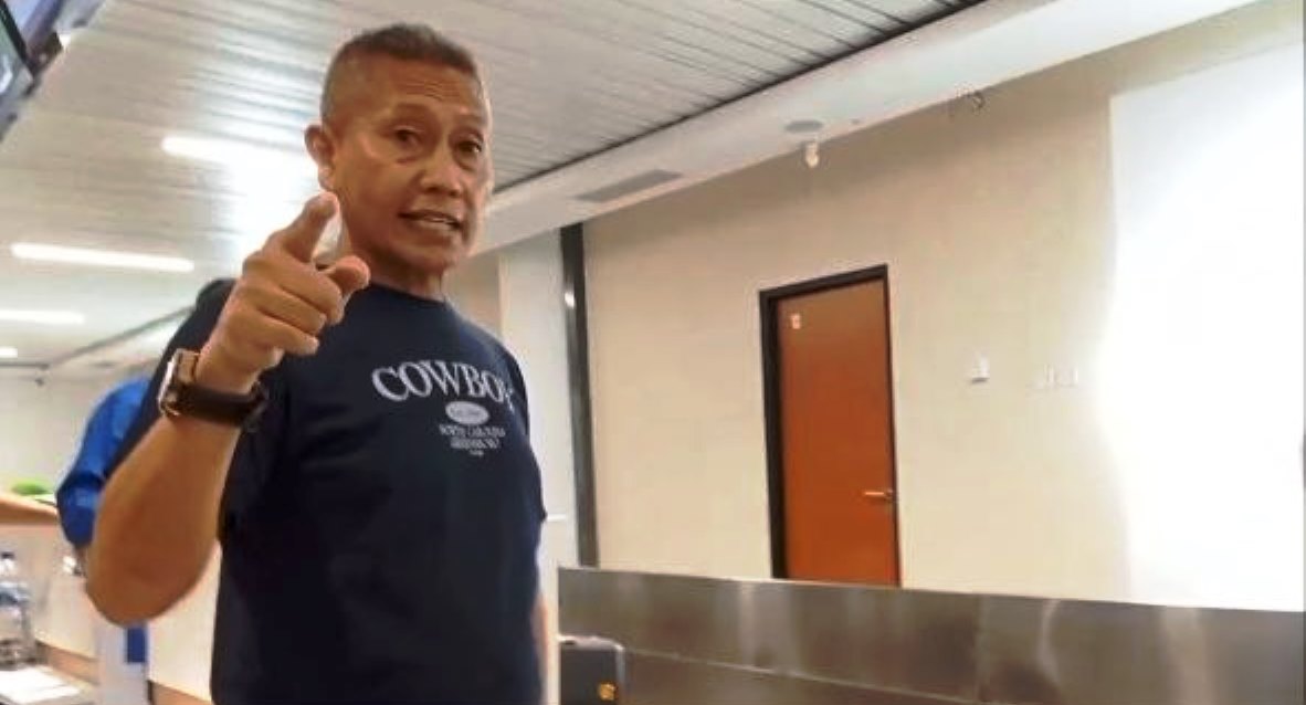 Anggota DPRD Natuna M Erimuddin bersama para penumpang menggeruduk konter NAM Air di ruang tunggu Bandara Hang Nadim Batam.