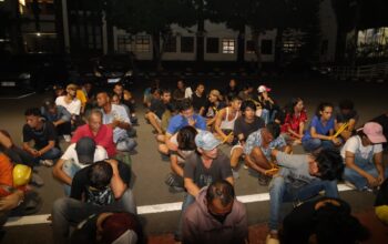 Sebanyak 85 orang positif narkoba ditangkap beserta sajam dan alat hisap sabu oleh Polda Kepri.