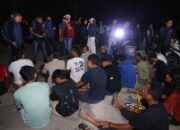 Personel Polda Kepri saat melakukan tes urine dan penggerebekan narkoba di Batam.