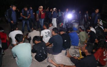 Personel Polda Kepri saat melakukan tes urine dan penggerebekan narkoba di Batam.