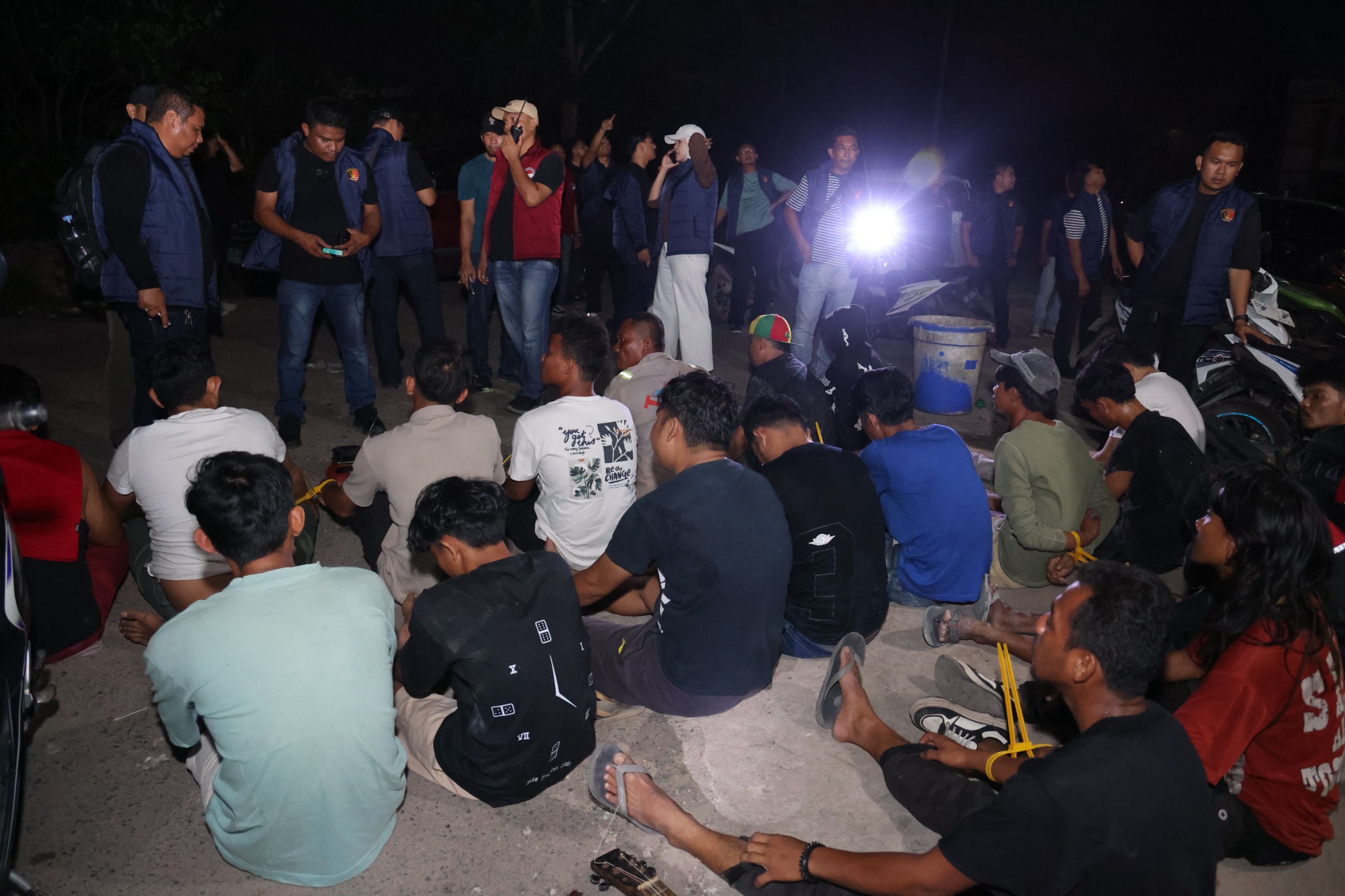 Personel Polda Kepri saat melakukan tes urine dan penggerebekan narkoba di Batam.