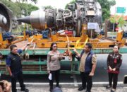 Petugas Polda Kepri tunjukkan barang bukti tiga unit mesin pesawat bekas impor ilegal Singapura senilai Rp30 miliar di Batam.