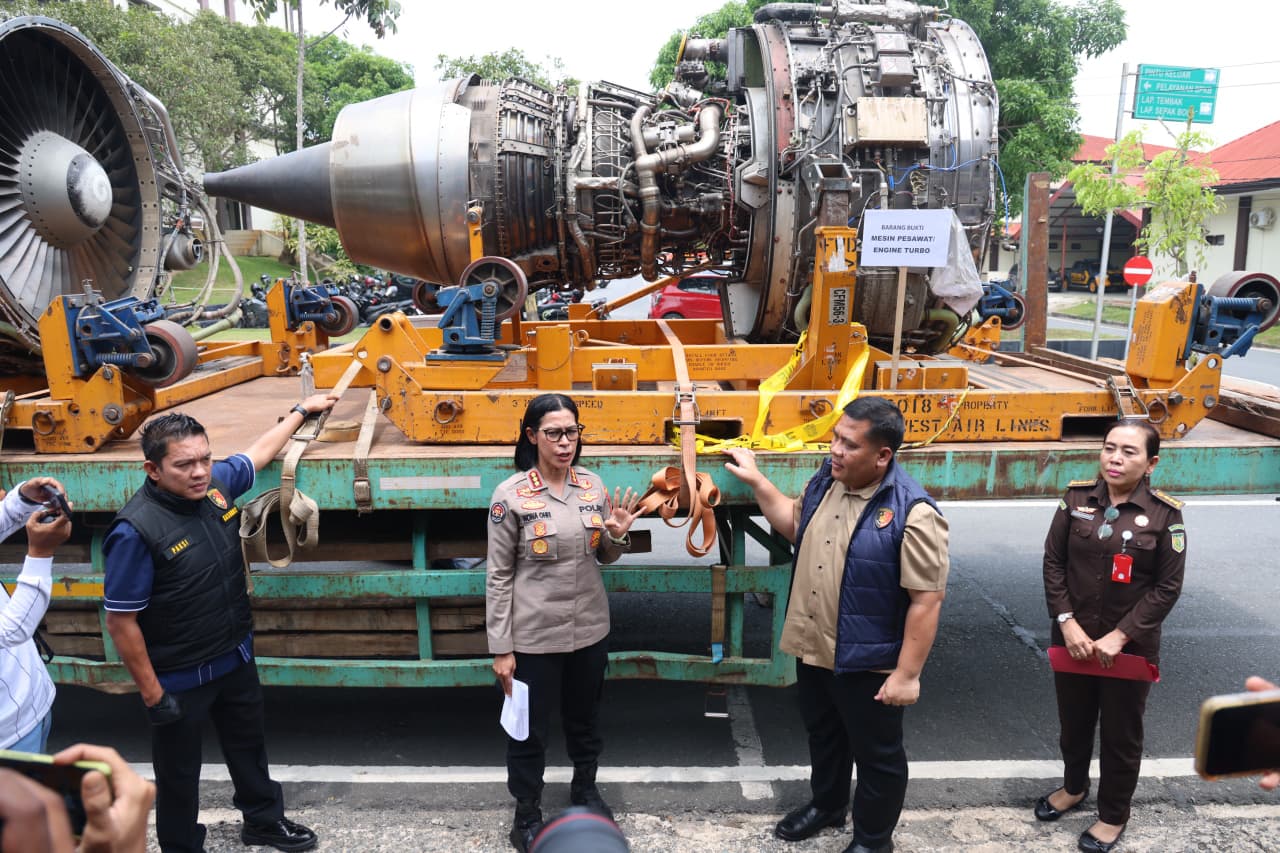 Petugas Polda Kepri tunjukkan barang bukti tiga unit mesin pesawat bekas impor ilegal Singapura senilai Rp30 miliar di Batam.