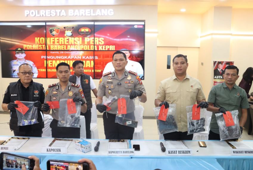 Kapolresta Barelang saat memimpin konferensi pers pengungkapan kasus pembunuhan wanita di Sei Beduk Batam