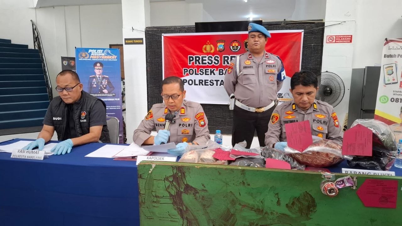 Polsek Batam Kota mengamankan lokasi pembunuhan di Ruko Niaga Mas Batam.