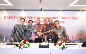Jajaran Direksi Telkom Indonesia—(ki-ka) Arthur A. Syailendra, Budi Satria Dharma Purba, Dirut Nanang Hendarno, Andy Kelana, Seno Soemadji, dan Willy Saelan—usai RUPSLB, Rabu (30/9).