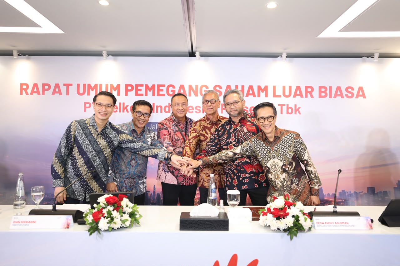 Jajaran Direksi Telkom Indonesia—(ki-ka) Arthur A. Syailendra, Budi Satria Dharma Purba, Dirut Nanang Hendarno, Andy Kelana, Seno Soemadji, dan Willy Saelan—usai RUPSLB, Rabu (30/9).