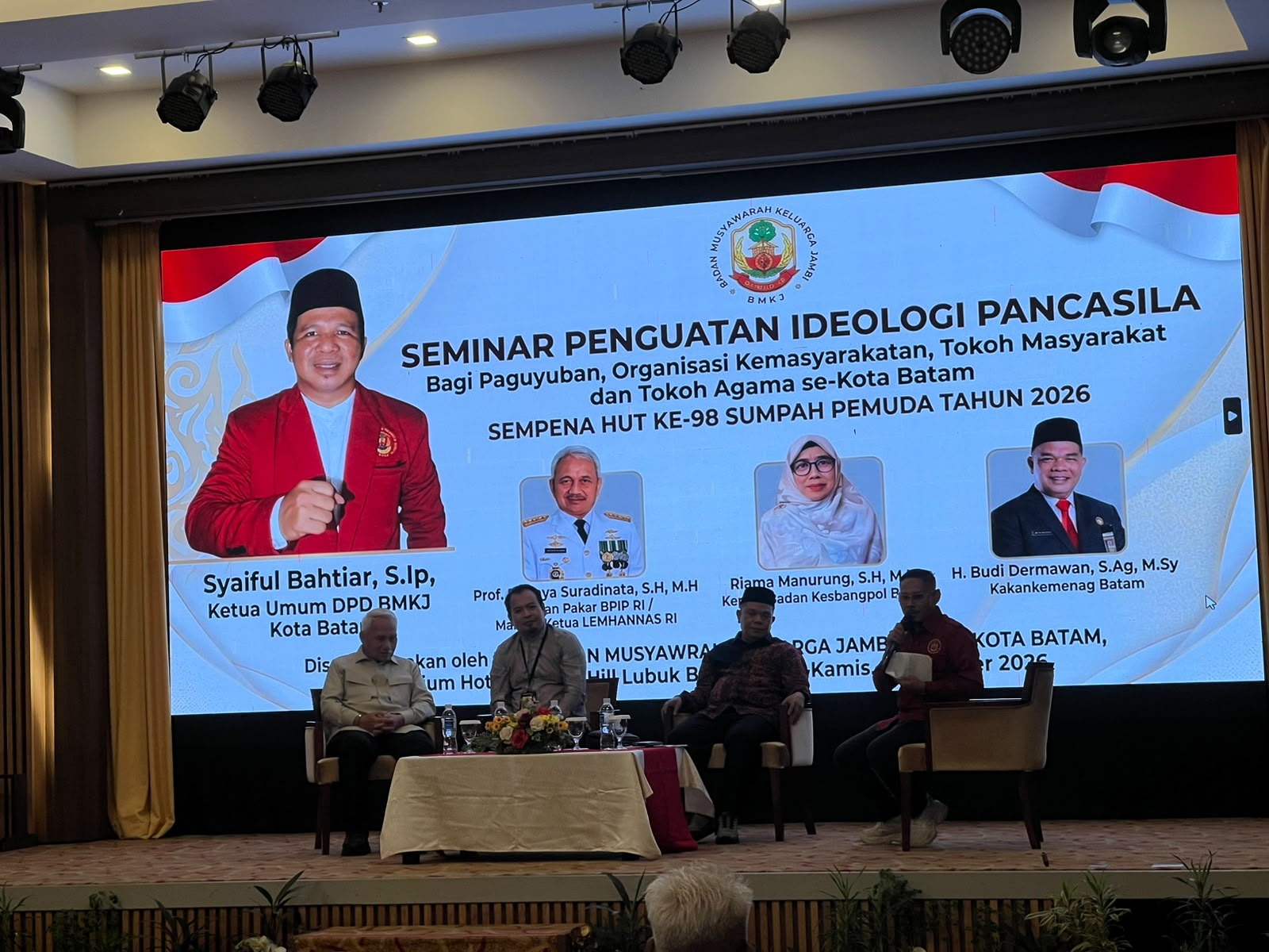 Dewan Pimpinan Daerah (DPD) Badan Musyawarah Keluarga Jambi (BMKJ) Kota Batam menggelar seminar penguatan ideologi Pancasila di Auditorium Hotel Nagoya Hill, Lubuk Baja, Kota Batam.