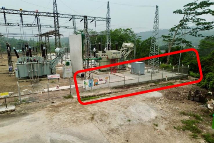 Serandang bagian depan Trafo 3. Pembangunan pagar baru di instalasi Trafo 3 tanpa kabel pengaman yang dialiri listrik untuk menghalau hewan liar.