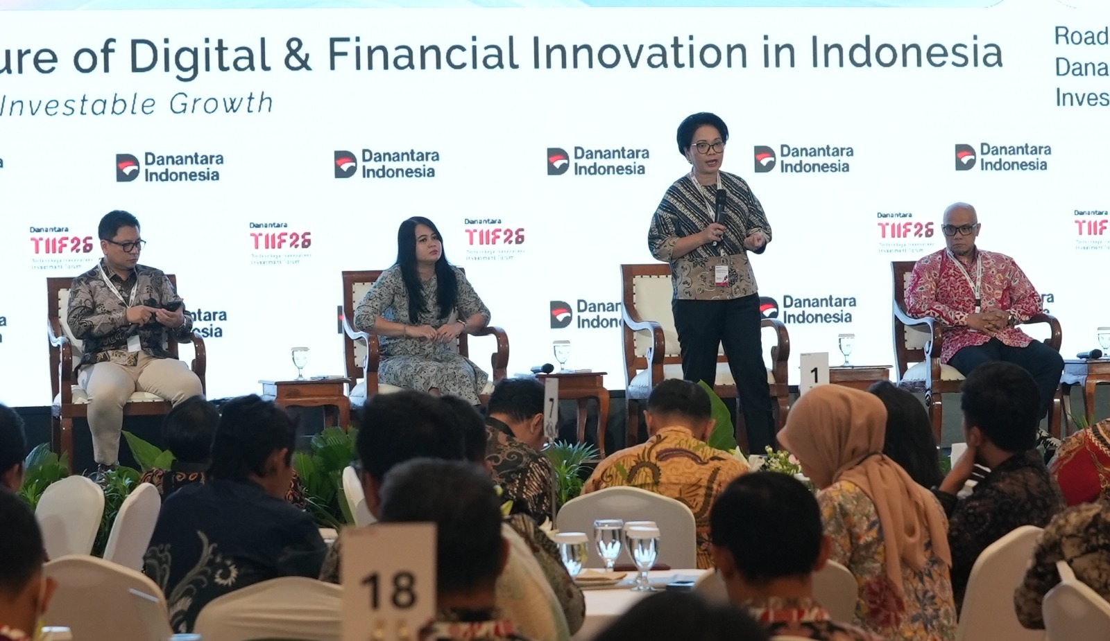Direktur Enterprise & Business Service Telkom Veranita Yosephine saat menyampaikan paparan dalam sesi panel “The Future of AI in Indonesia” pada rangkaian Road to Danantara Technology Innovation Investment Forum (DTIIF) 2026 di Auditorium Wisma Danantara Indonesia, Jakarta, Kamis (8/10).
