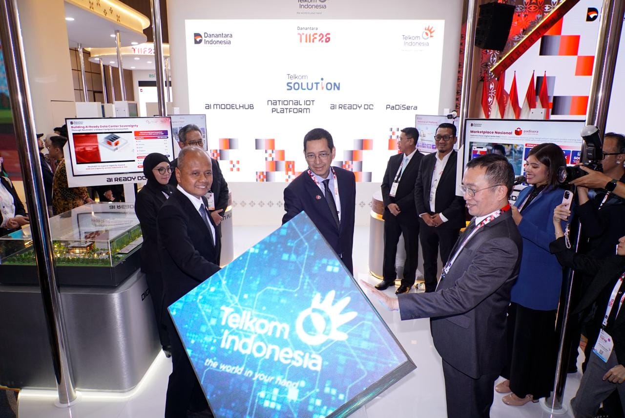 Chief Technology Officer Danantara Sigit Puji Santosa (kiri), Managing Director Strategic Technology Initiatives Danantara Irwan Rey (kanan), dan Direktur IT Digital Telkom Kharim I. G. Siregar (tengah) meluncurkan pengembangan Sovereign Digital Technology TelkomGroup pada rangkaian Danantara Technology Innovation Investment Forum (DTIIF) 2026 di Jakarta, Senin (26/10/2026).