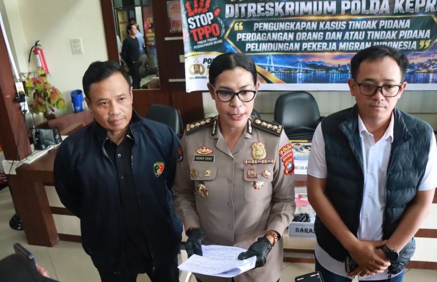 Dirreskrimum Polda Kepri dan BP3MI saat konferensi pers pengungkapan sindikat TPPO dan penyelamatan 16 WNI PMI ilegal