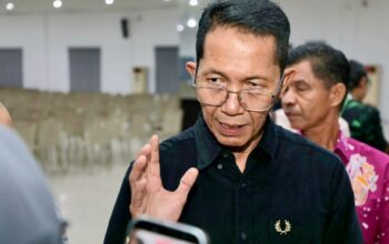 Wali Kota Batam, Amsakar Achmad, memberi keterangan kepada wartawan usai silaturahmi RT, RW, dan LPM se-Kecamatan Batu Aji di Aula UNRIKA Batam, Jumat (2/10/2026).