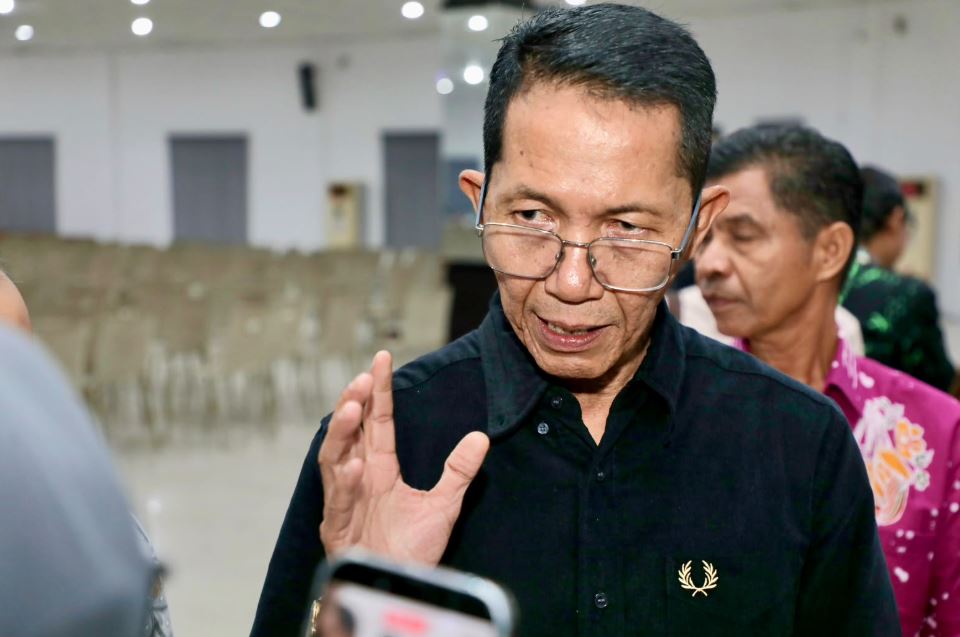 Wali Kota Batam, Amsakar Achmad, memberi keterangan kepada wartawan usai silaturahmi RT, RW, dan LPM se-Kecamatan Batu Aji di Aula UNRIKA Batam, Jumat (2/10/2026).