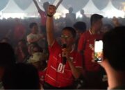 Walikota Batam Amsakar Achmad menonton bersama ribuan warga di Dataran Engku Putri saat laga final FIFA ASEAN Cup 2026.