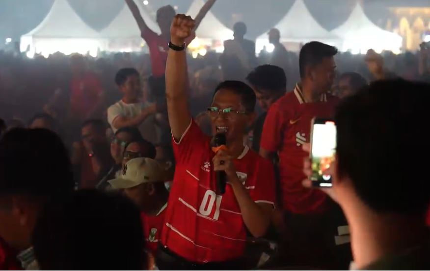 Walikota Batam Amsakar Achmad menonton bersama ribuan warga di Dataran Engku Putri saat laga final FIFA ASEAN Cup 2026.